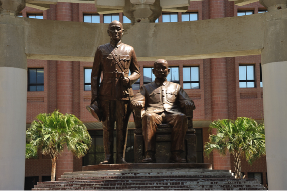 The original Sun Yat-sen and Chiang Kai-shek statues on the NSYSU campus